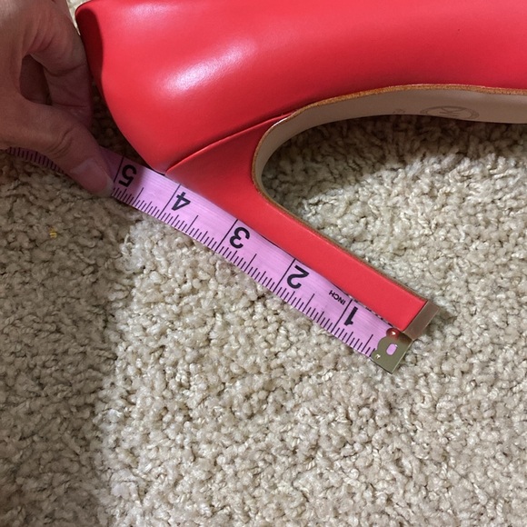 Michael Kors Brand NEW red coral gold logo Tiffanie pumps heels size 7.5 - Picture 8 of 10